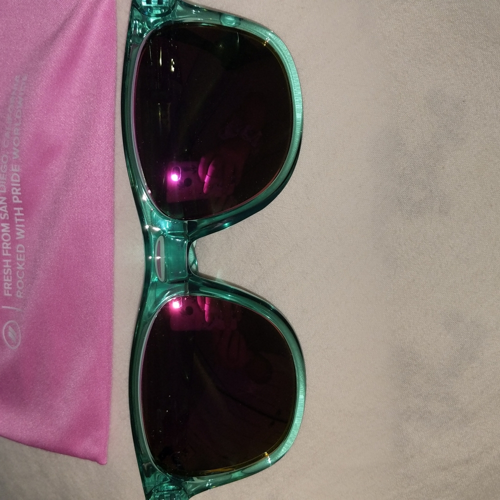Blenders electric kiss sunglasses
